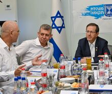 נשיא מדינת ישראל יצחק הרצוג בביקור במנהלת תקומה יחד עם ראש המנהלת משה אדרי, ינואר 2024