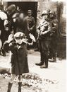 מרד גטו ורשה: יהודים נכנעים בסיום המרד