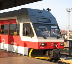 מערך מדגם Stadler GTW ZSSK Class 425.95 בתחנת הרכבת פופרד-טטרי