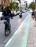נתיב אופניים ברחוב שינקין תל אביב. ניתן לראות בהמשך הנתיב מכונית החונה עליו.