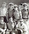 קבוצת בוגרי חובלים ה' ומחזור א' קציני ים מלווים את היוצאים לקורס הצוללות בחו"ל, 8 ביוני 1958.[ה]
