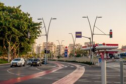 נתיבי תחבורה ציבורית בשדרות הרצל ברובע הקריה ("הסיטי"), 2023