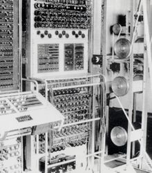 מחשב קולוסוס סימן 2. לוח הבקרה בצד שמאל שימש לקביעת דפוסי היתדות למכונת לורנץ. מנגנון סרט הנייר מצוי מימין.