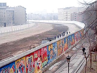 חומת ברלין עם "רצועת המוות" (משמאל), שטח סטרילי שהיה סגור לאזרחים