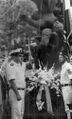 הנחת זר באנדרטת השואה בפילדלפיה על ידי מפקד ההפלגה אל"ם אלי רהב, 11 ביולי 1976.
