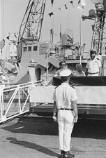 רס"ן אלכס אייל מקבל את הפיקוד על הספינה ממפקד חיל הים אלוף מיכאל ברקאי בטקס השקת האונייה, 10 ביולי 1978.[3]