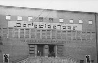 שלט התערוכה בחזית בניין הספרייה של המוזאון במינכן, נובמבר 1937