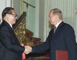 16 ביולי: רוסיה וסין חותמות על הסכם ידידות ושיתוף פעולה.