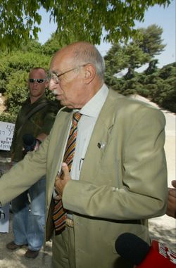 בן יזרי (מימין) לוחץ את ידיו של שובת-רעב בעת הפגנה ב-2006 למען הוספת תרופה לסל הבריאות
