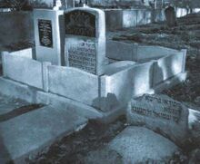 הציון על מקום קברו של רבי אהרן מאיר פרידלנדר