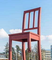 Broken Chair Chaise cassée Genève 2019.jpg