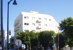 בניין עיריית יפו מ-1935 עד 1948 משקיף על רחבת המיזרקה ושלט הזיכרון לזכר חסיד אומות העולם - דימיטר פשב
